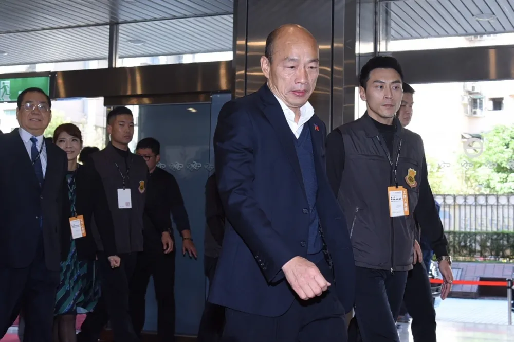 蔡韓宋二次交鋒　韓國瑜一度伸手摸男記者頭