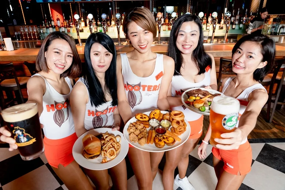 HOOTERS 美式餐廳　大遠百 14 樓信義店迎接百萬級景觀