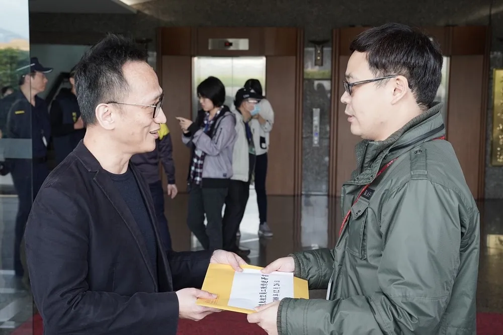 「仰賴這份工作養家活口」千名遠航員工苦等復飛　赴交通部遞陳情書