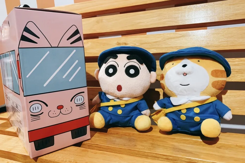 【影片】粉絲注意！蠟筆小新╳白爛貓攜手合作　「987動感樂園期間限定店」攻佔松菸