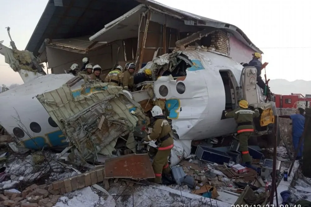 哈薩克空難12死50傷　總統致哀：依法嚴懲航空公司負責人