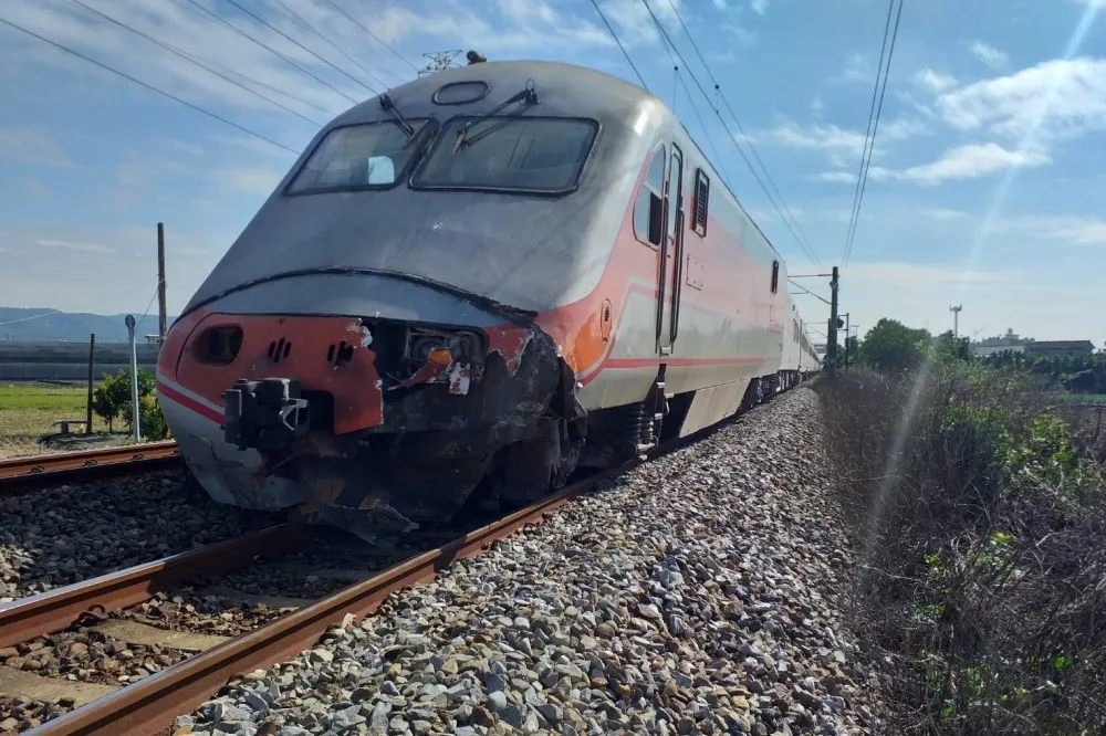 自強號列車撞堆高機出軌　500旅客幸無傷亡
