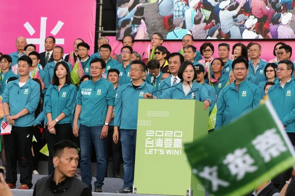 【選戰觀察】百萬大軍「返鄉投票」成勝選關鍵　蔡英文急赴台中助洪慈庸、莊競程過關