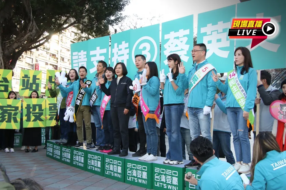 【直播】蔡英文台北小巨蛋「站路口」　為多位立委候選人拉票