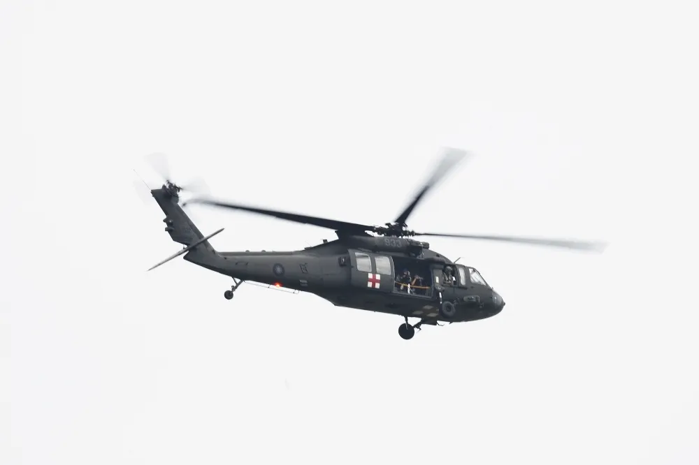 【快訊】黑鷹直升機迫降烏來山區　13人在機上3將官未尋獲
