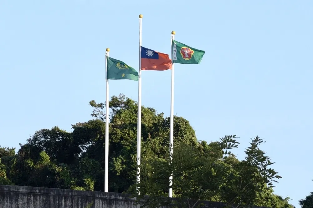 【黑鷹墜毀】蔡英文：國防軍事單位降半旗3日　空勤總隊14架黑鷹特檢