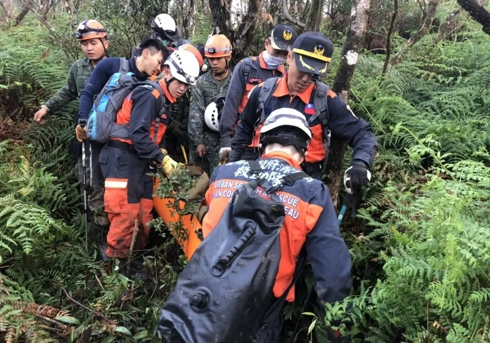 【黑鷹墜毀】4名將官走路下山　沈一鳴遺體以三段接送方式搬運