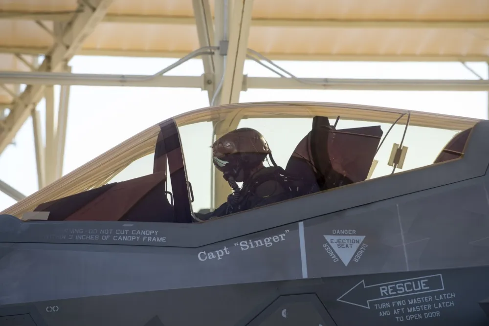【F-22、F-35與超級大黃蜂】為防缺氧問題再現　美軍擬在戰機飛行服加裝感測器