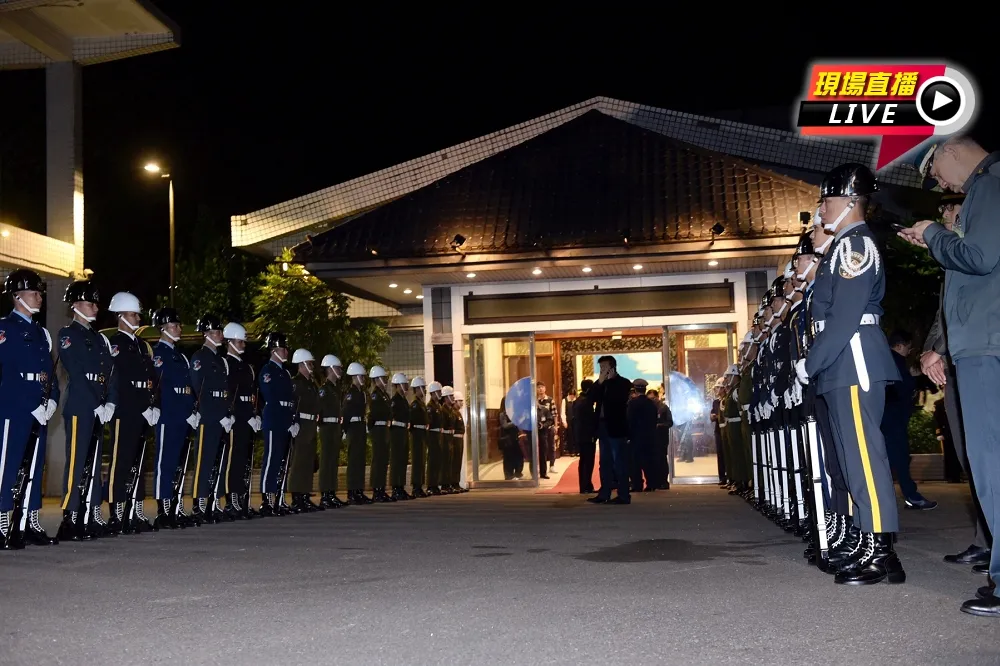 【直播】黑鷹殉職軍官遺體抵三總　國防部長列隊行禮迎靈