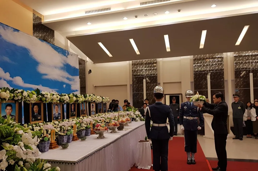 【黑鷹墜毀】8殉難遺體送三總懷德廳　國防部長赴靈堂弔唁
