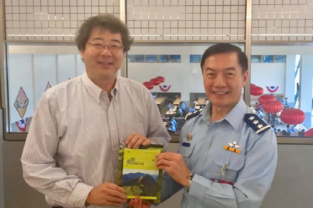 【黑鷹墜毀Day2】「總長和齊導在天上守護台灣」　齊廷洹發文悼念沈一鳴　