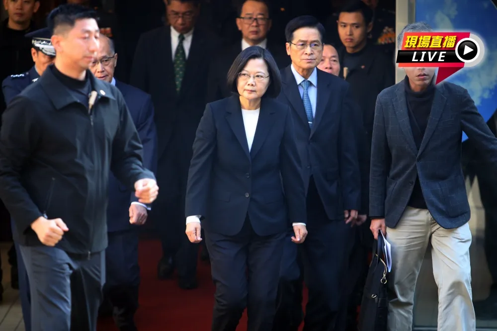 【直播】蔡英文赴三總慰問黑鷹墜機傷者　並到靈堂向亡者上香