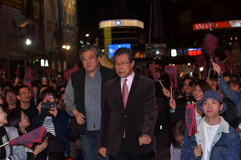 《國際橋牌社》舉辦戶外播放派對　劇中總統楊烈現身全場高喊凍蒜