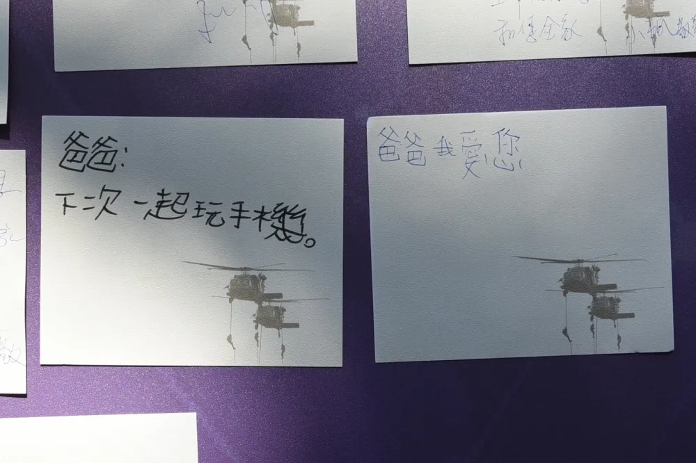【黑鷹追思會場】機工長許鴻彬年幼子女留言　「爸爸：下次一起玩手機」