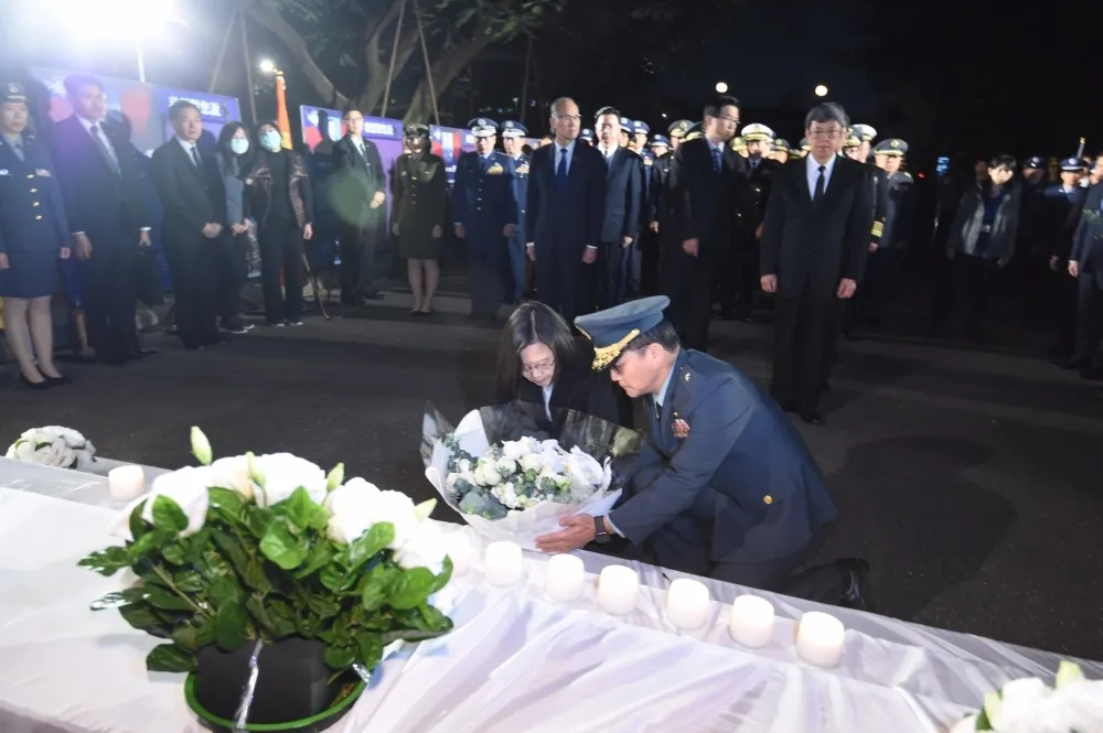 【內幕】六軍團對空難遺體身分未詳核　讓洪鴻鈞少將被迎靈兩次