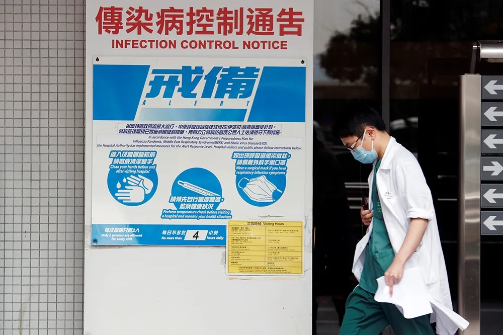 【武漢肺炎】中國2女在港拒隔離趴趴走　港人搶購口罩
