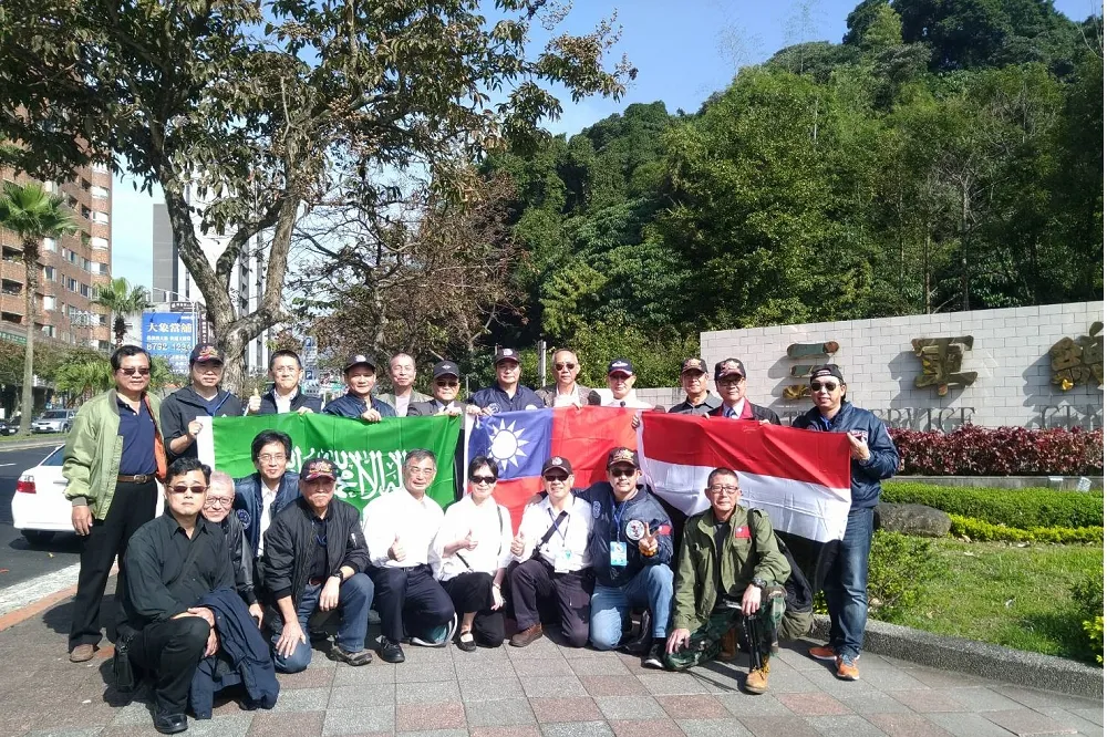  「大漠」隊員身穿飛行夾克頭戴鴨舌帽　向永遠的訓練官沈一鳴致意