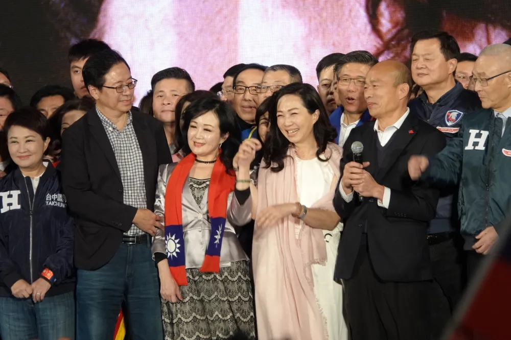 【喊破百萬人】韓國瑜、李佳芬終合體　藍營15縣市長集結凱道力挺