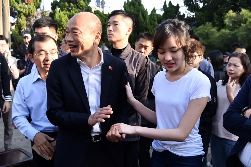 韓冰陪同韓國瑜現身普願寺投票　全程未受訪快閃離開