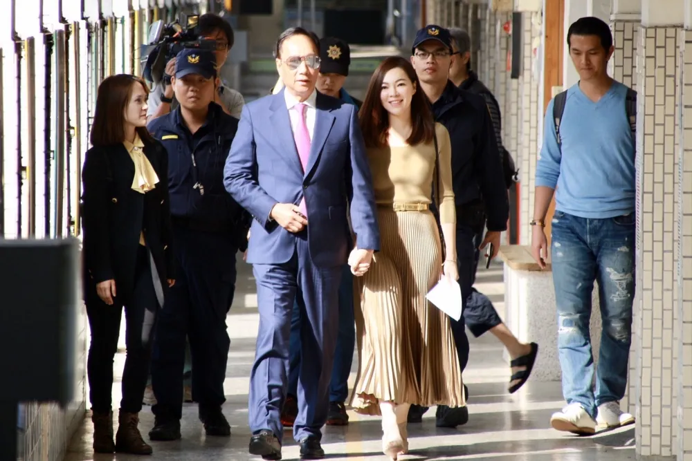 牽手妻子曾馨瑩投票　郭台銘：晚上開票希望不大就躲家裡