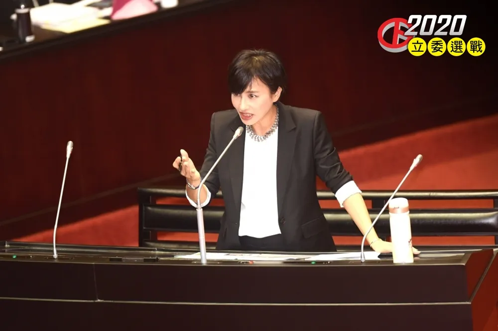 【快訊】邱議瑩3連霸自行宣布當選　拿下高雄第1選區立委