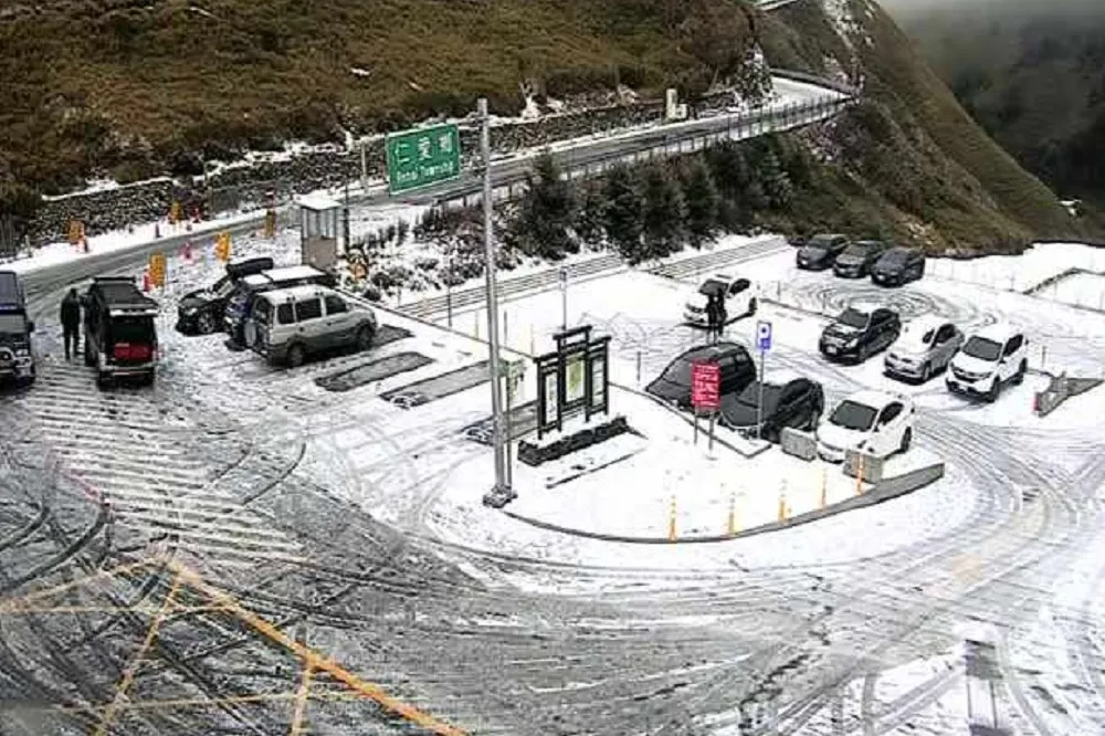 合歡山清晨變銀白世界　玉山也降下冰霰