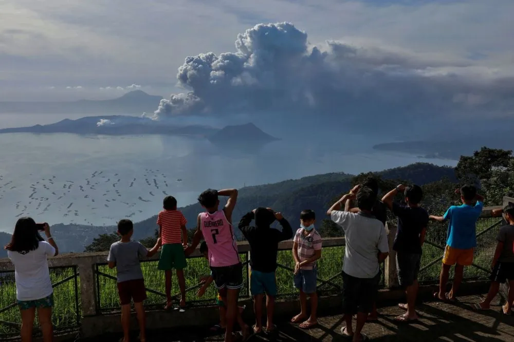 菲律賓塔爾火山恐爆發　馬尼拉關閉機場、急撤8000居民