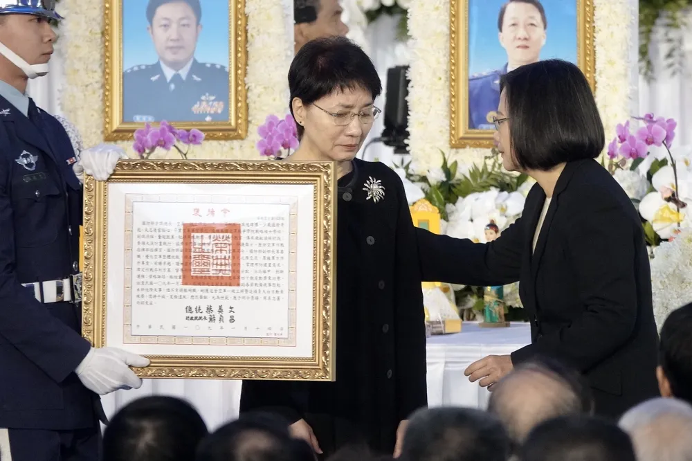 黑鷹罹難將士公奠典禮　蔡英文「公布國軍新三加給」向沈一鳴致意