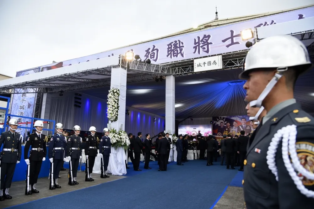 美軍現役准將現身聯合公祭　致敬黑鷹殉職將士
