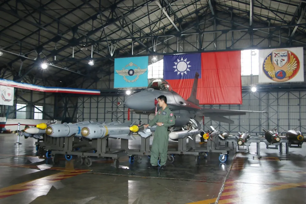 年前耍帥！F-16V升級、AIM-9X響尾蛇飛彈首曝光　反機降殲敵演練