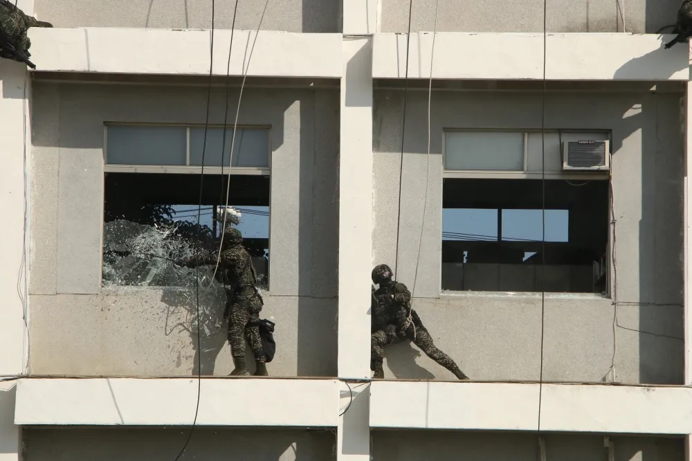 【圖多】海軍陸戰隊春巡超逼真！　實彈攻堅、爆藥破窗力擒暴徒