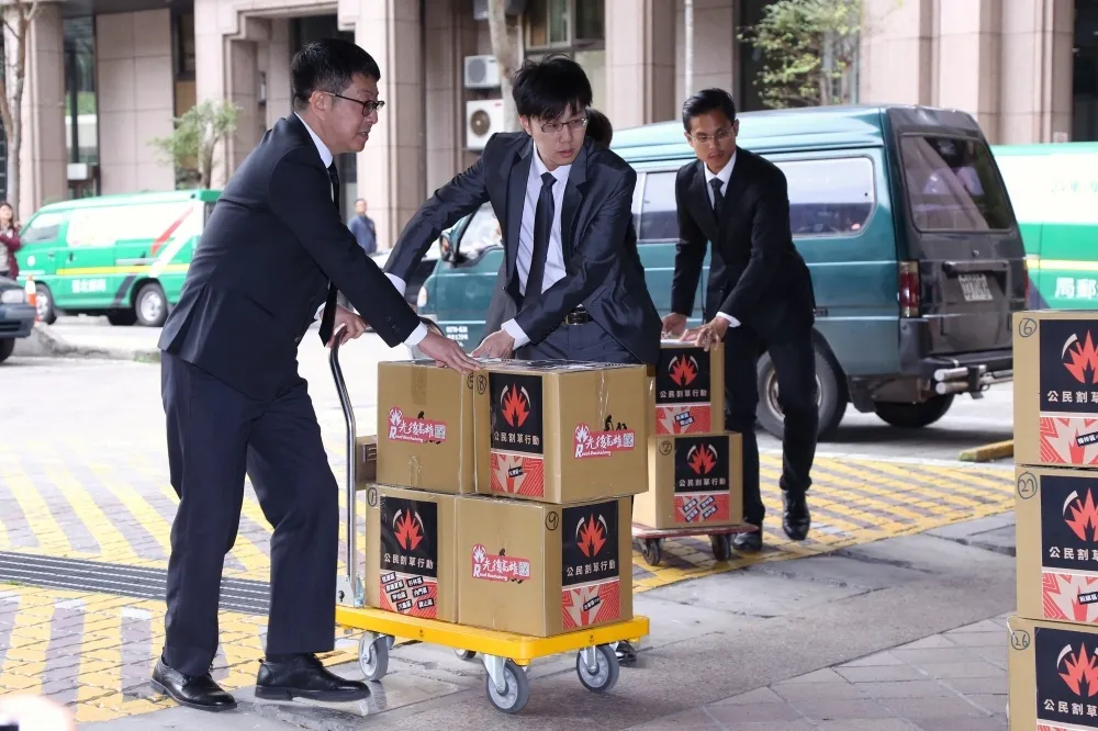 罷韓第一階段達標　中選會：2萬8560份提議書合格