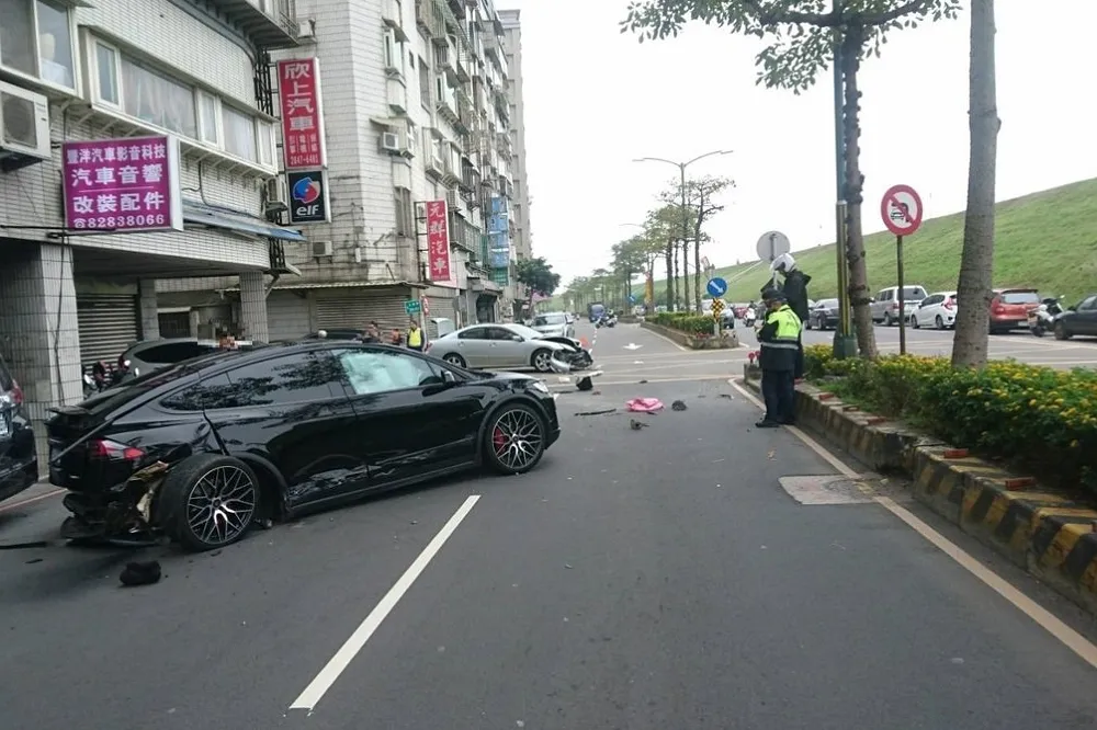 特斯拉疑車速過快與巷口轉出車對撞　父母目睹12歲女童遭輾身亡