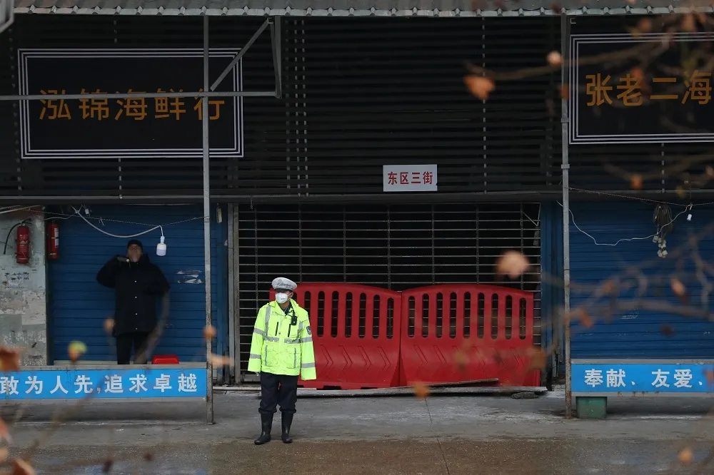 【武漢肺炎】中國媒體重回疫情發源地　疫區店家未戴口罩「喝板藍根防染病」