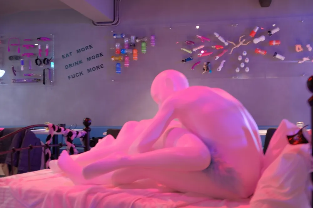 【SEXY片】解放你的情慾！全台第一間情趣餐酒館「房間」插旗東區