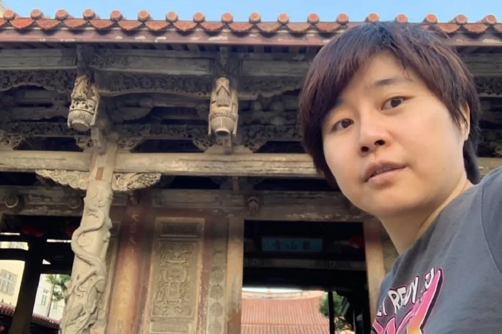 楊蕙如神隱近兩個月重啟臉書否認出國　嗆邱毅：其實我跟在你身邊