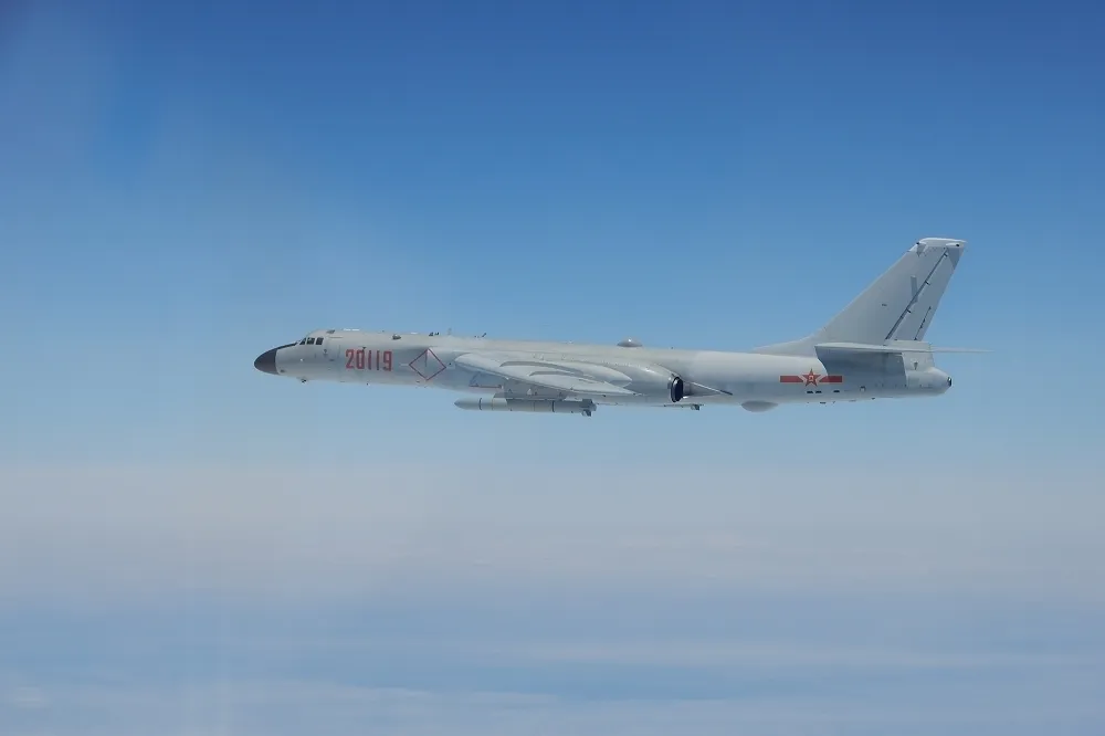 中國轟6等型軍機出海飛越巴士海峽　 國防部：嚴密掌握中
