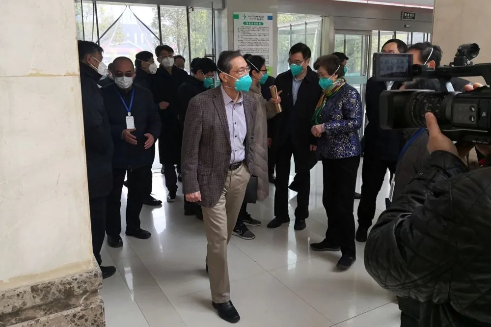 【武漢肺炎影片】記者穿「猴服」直擊武漢醫院隔離病房　N95口罩外再加面罩
