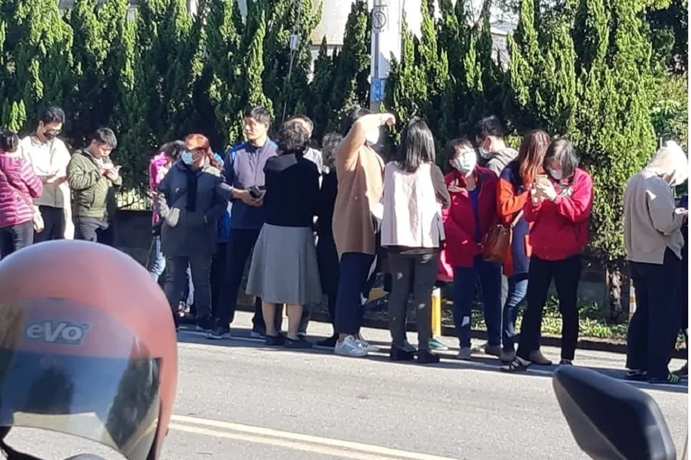 【防疫大作戰】大年初三搶買口罩  人潮比領福袋還要狂   