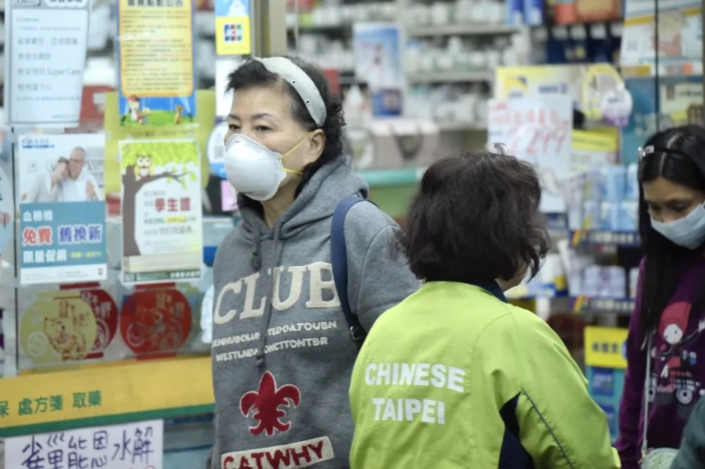 不賣整盒！1/31起中央全面徵用國內口罩　1人1天限購3片