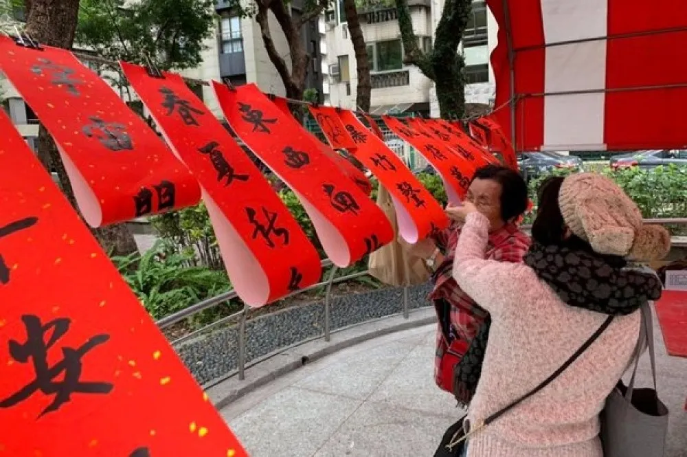 金鼠迎吉利！永慶房屋與里長齊邀里民揮毫贈春聯