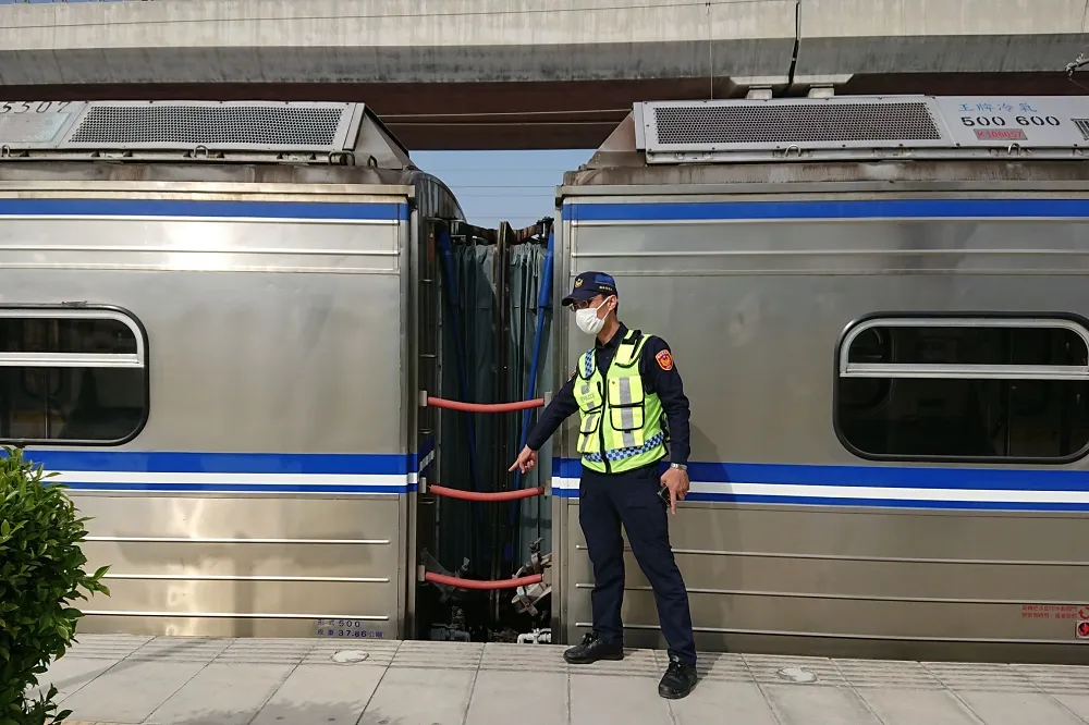 台鐵烏日站驚傳電擊意外　男子爬車頂四肢2度燙傷
