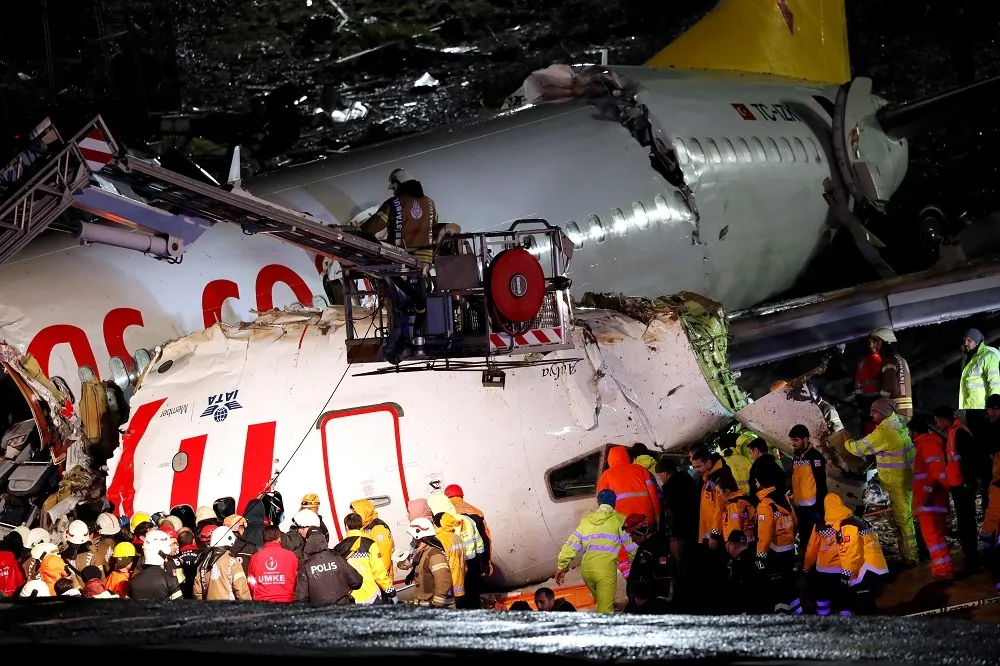 土耳其客機落地後衝出跑道　機身斷成3截釀3死、179傷