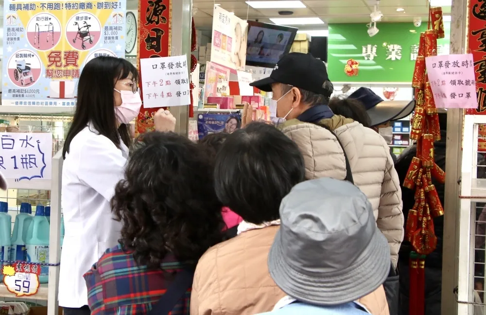 口罩實名制上路首日　全台藥局6小時內賣出近百萬片