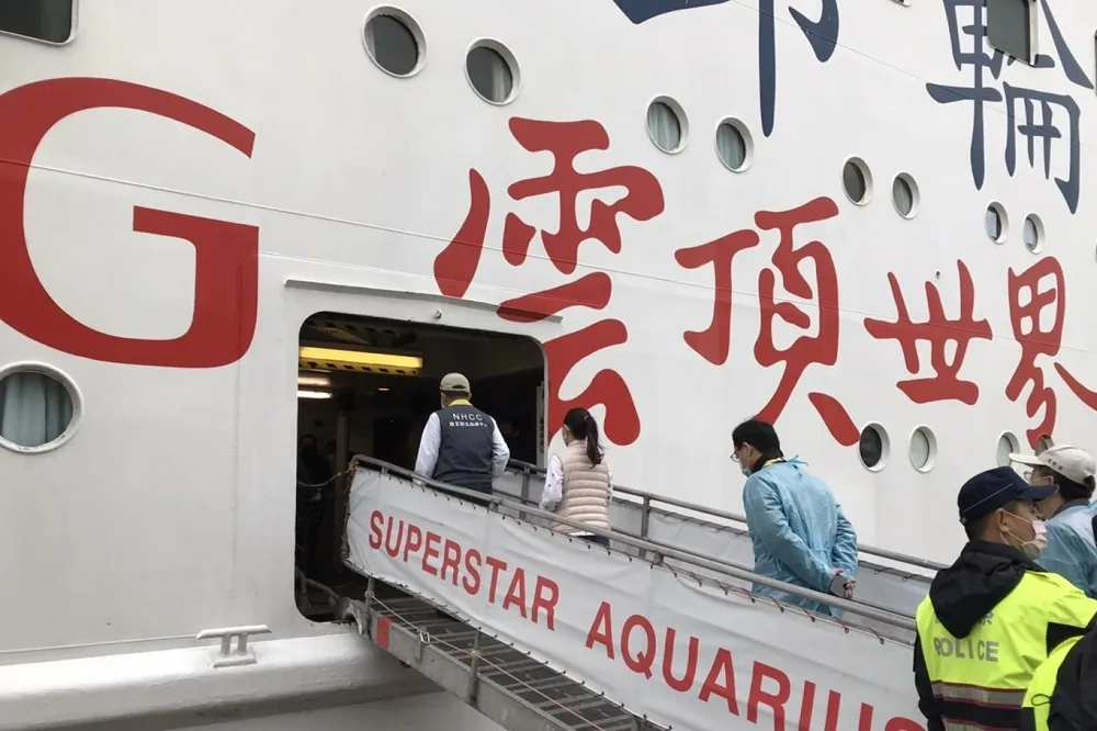 【寶瓶星號返台】檢疫結果最快6小時出爐　陳時中「未穿防護衣」登船喊話