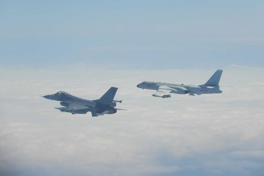 【快訊】解放軍殲11、空警500、轟6擾台　我F-16掛彈升空戒備