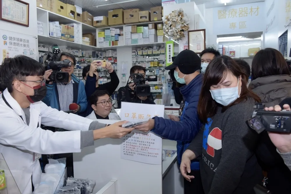 蔡明芳專欄：配給口罩是搶購潮當下最佳選擇