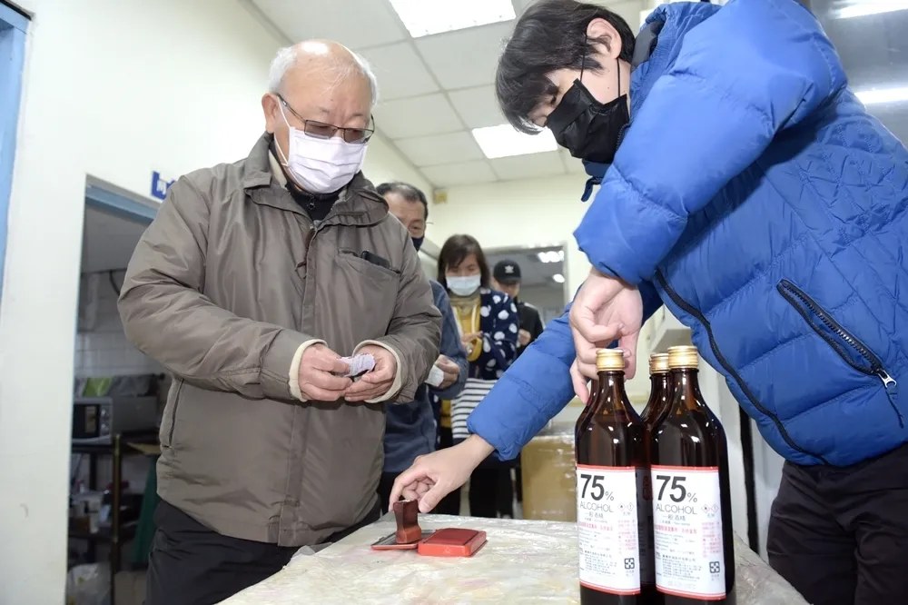 【武漢肺炎】台酒開賣75度酒精　開門一小時內即銷售一空