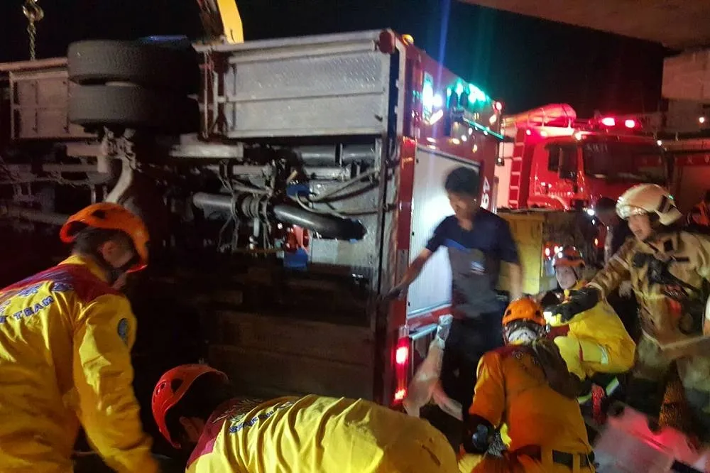 高雄消防水箱車出勤撞上曳引車翻覆　造成5名消防員1死4傷慘劇