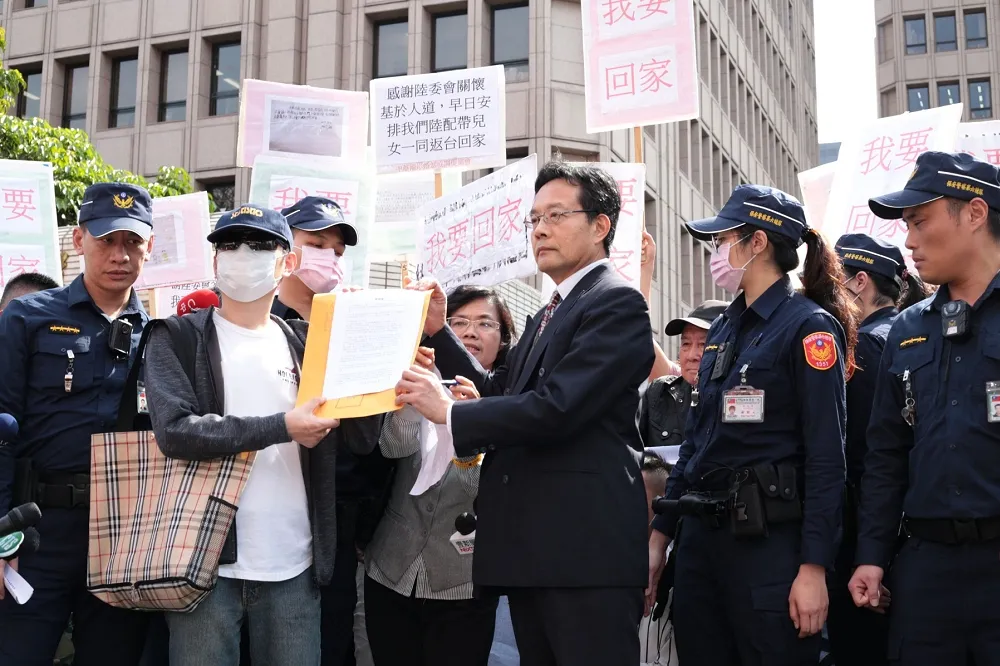 【武漢肺炎風暴】滯湖北台人「不是生化武器」　家屬赴陸委會遞陳情書